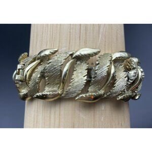 Vintage Lisner Gold Tone Leaf Link Bracelet 7x.75" Textured Feather Foldover